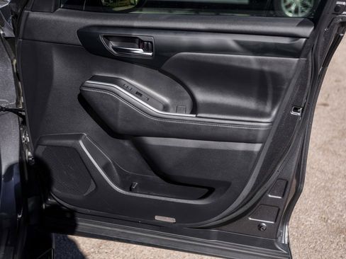 Used 2020 Toyota Highlander XLE image 30