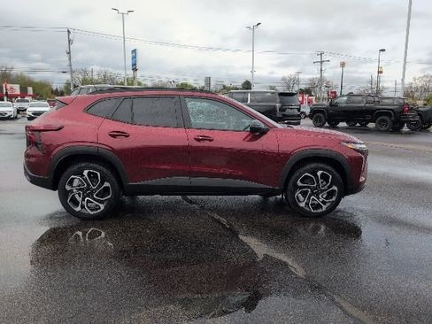 Used 2025 Chevrolet Trax RS w/ Driver Confidence Package FWD image 9