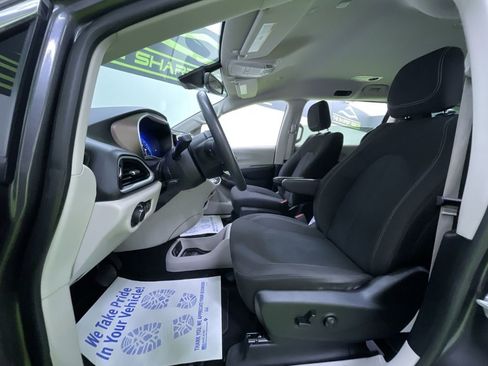 Used 2023 Chrysler Voyager LX image 16