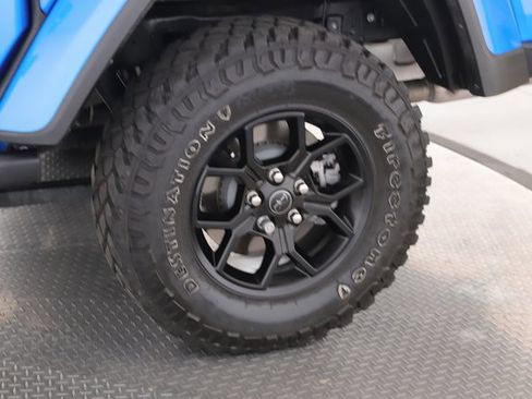 Used 2024 Jeep Gladiator Sport image 14