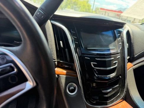 Used 2016 Cadillac Escalade Luxury AWD/4WD image 21