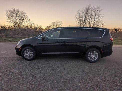 New 2026 Chrysler Pacifica Select image 6