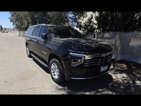 Used 2025 Chevrolet Suburban LS RWD image 2