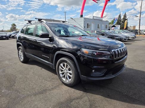 Used 2019 Jeep Cherokee Latitude w/ Cold Weather Group AWD/4WD image 5