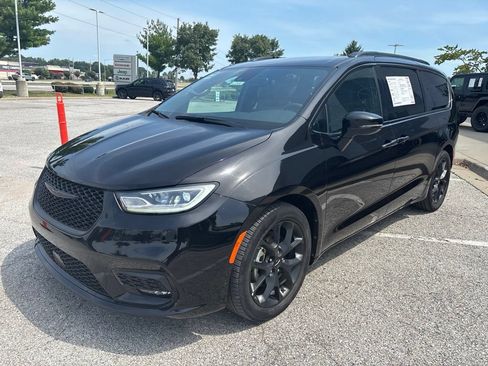 Used 2025 Chrysler Pacifica Limited FWD image 4
