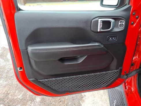 Used 2018 Jeep Wrangler Unlimited Sahara image 13