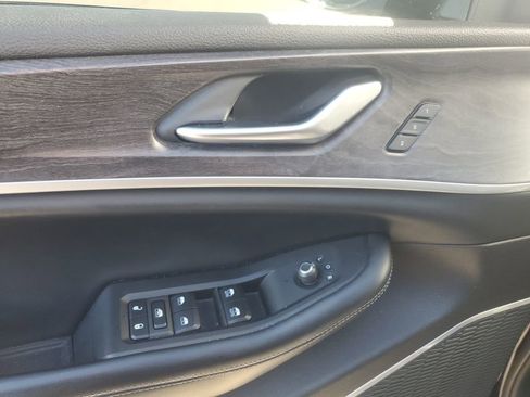 Used 2022 Jeep Grand Cherokee L Limited w/ Black Appearance Package image 16