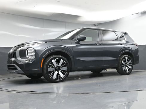 Used 2025 Mitsubishi Outlander AWD image 25