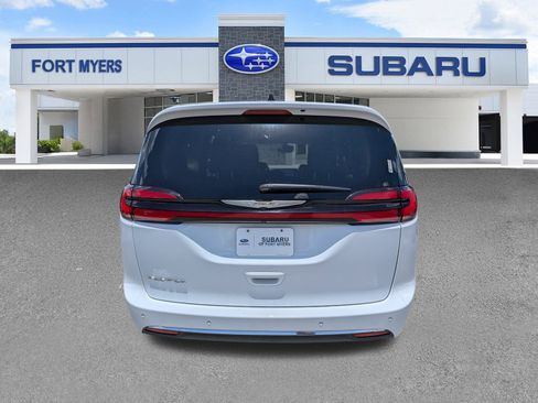 Used 2023 Chrysler Pacifica Touring-L FWD image 5