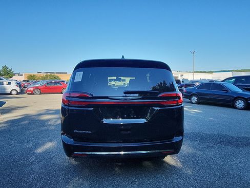 Used 2026 Chrysler Pacifica Select FWD image 4