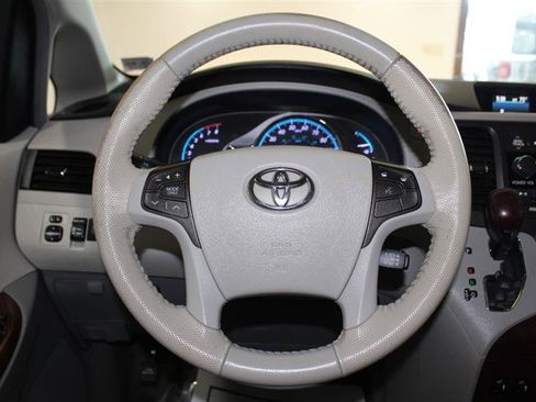 Used 2014 Toyota Sienna XLE AWD/4WD image 16