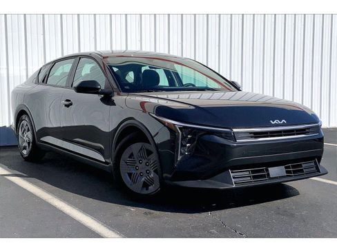Used 2025 Kia K4 LX image 2