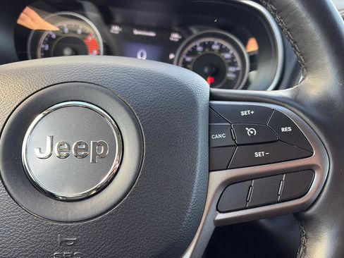 Used 2019 Jeep Cherokee Limited image 11