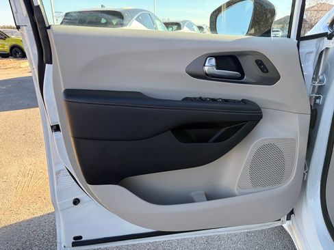 Used 2024 Chrysler Pacifica Touring-L image 22