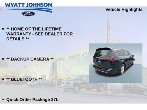 Used 2023 Chrysler Pacifica Touring-L FWD image 5