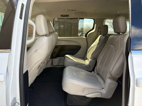 Used 2021 Chrysler Voyager Lxi image 37