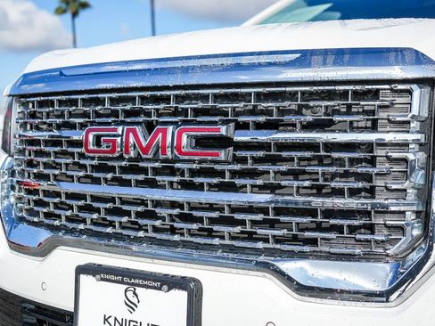 Used 2023 GMC Acadia Denali image 6