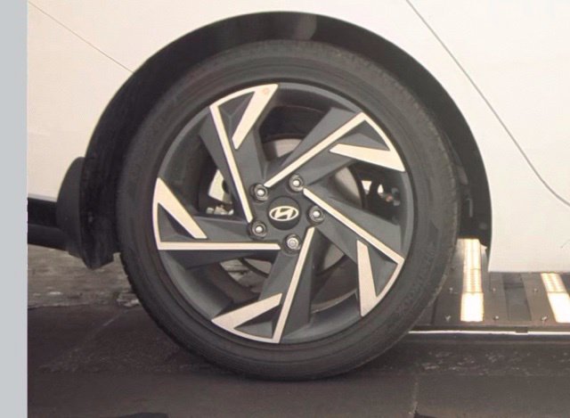 Used 2025 Hyundai Elantra Limited FWD image 18