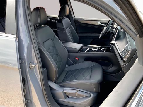 Used 2024 Volkswagen Atlas Cross Sport SE FWD image 9
