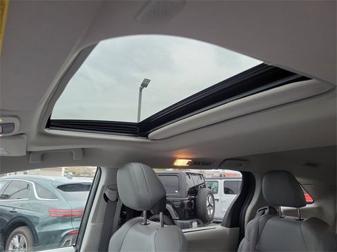 Used 2022 Toyota Sienna XLE image 33