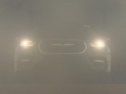 Used 2024 Chrysler Pacifica Touring-L image 3