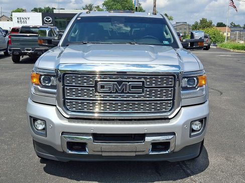 Used 2019 GMC Sierra 2500 Denali w/ Suspension Package, Off-Road AWD/4WD image 2