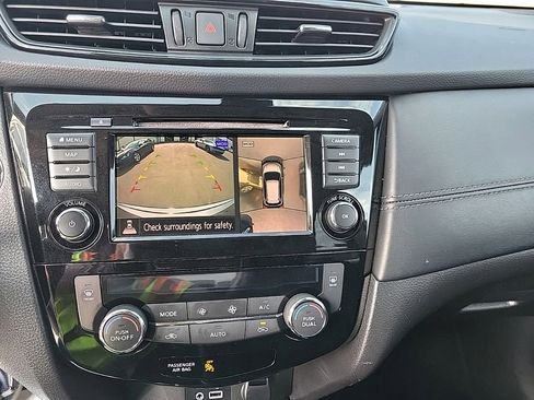 Used 2018 Nissan Rogue SL w/ Premium Package image 4