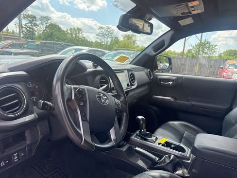 Used 2018 Toyota Tacoma TRD Sport AWD/4WD image 16