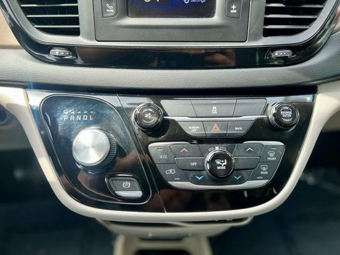 Used 2017 Chrysler Pacifica LX w/ Tire & Wheel Group FWD image 26