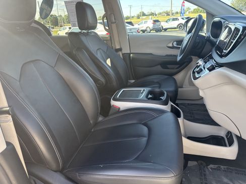 Used 2024 Chrysler Pacifica Touring-L FWD image 13