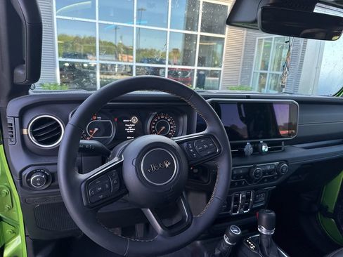 Used 2025 Jeep Gladiator Sport w/ Premium Package image 12