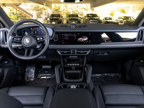 Certified 2025 Porsche Cayenne AWD/4WD image 42