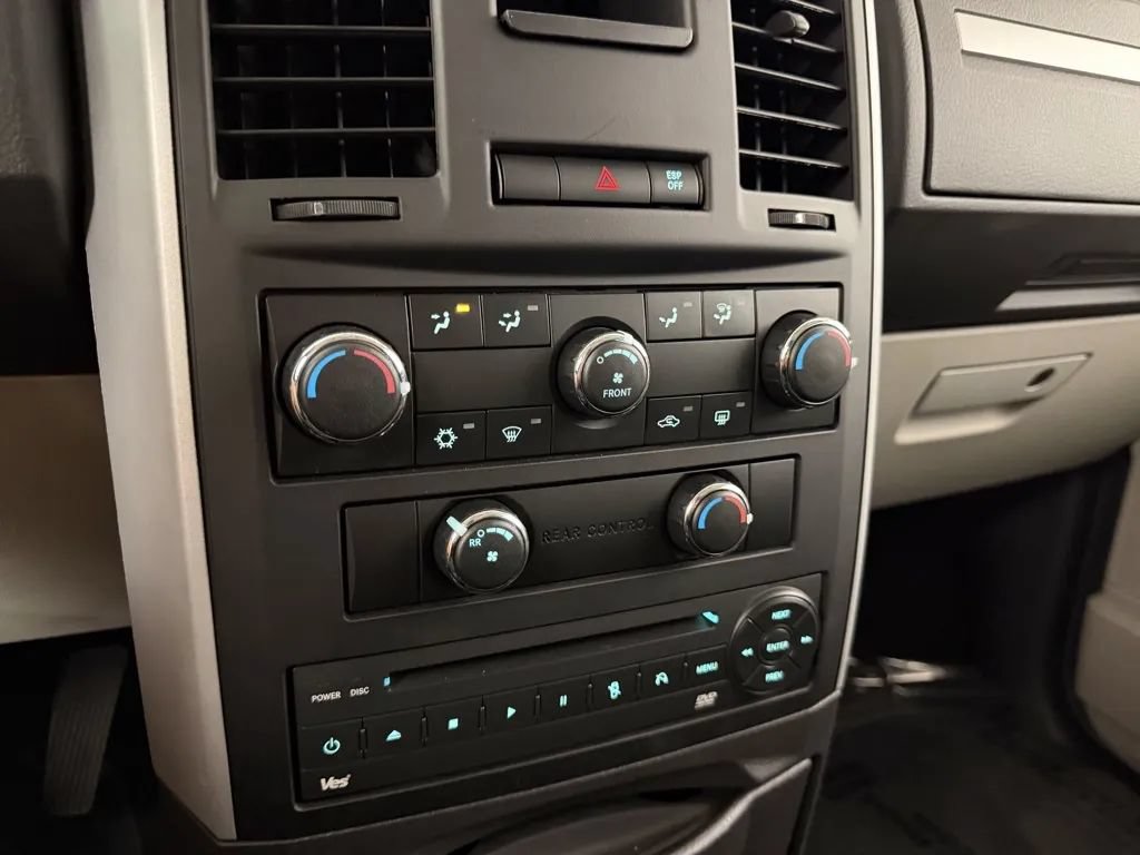 Used 2009 Dodge Grand Caravan SXT w/ Entertainment Group 2 FWD image 20