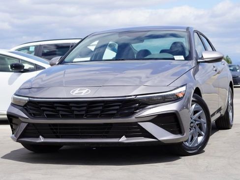 Used 2024 Hyundai Elantra SEL FWD image 3