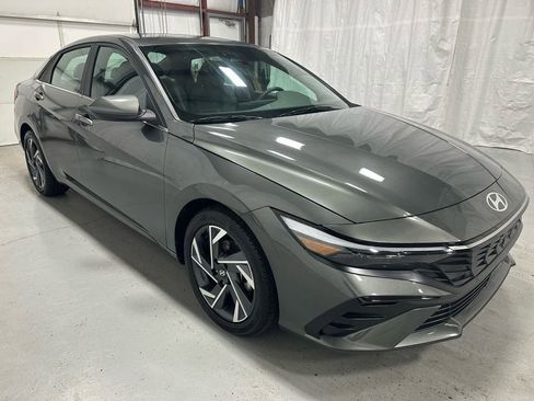 Used 2025 Hyundai Elantra SEL image 1