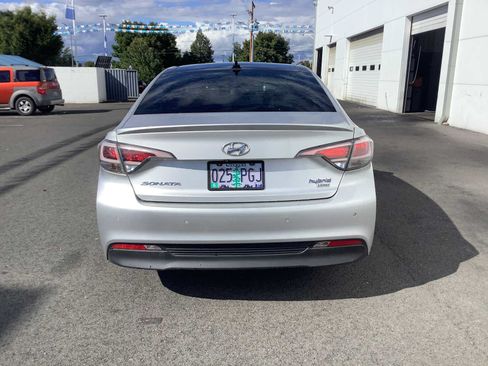 Used 2016 Hyundai Sonata Limited w/ Option Group 02 FWD image 4