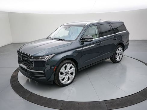 Used 2025 Lincoln Navigator Reserve image 8