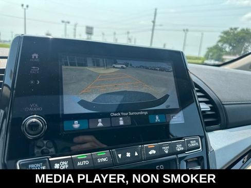 Used 2024 Honda Odyssey Touring image 3