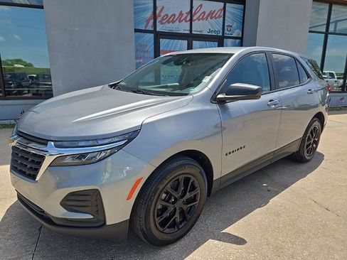 Used 2023 Chevrolet Equinox LS w/ LS Convenience Package FWD image 3