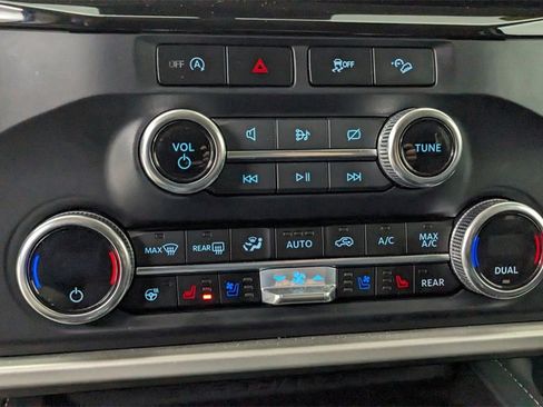 Certified 2024 Ford Expedition XLT image 30