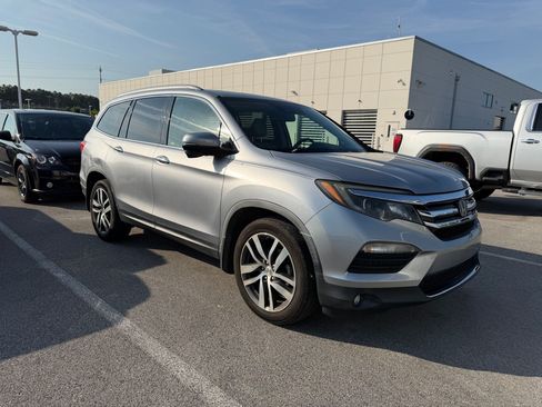 Used 2017 Honda Pilot Touring image 4
