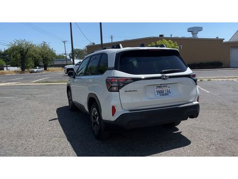 Used 2025 Subaru Forester Premium image 9