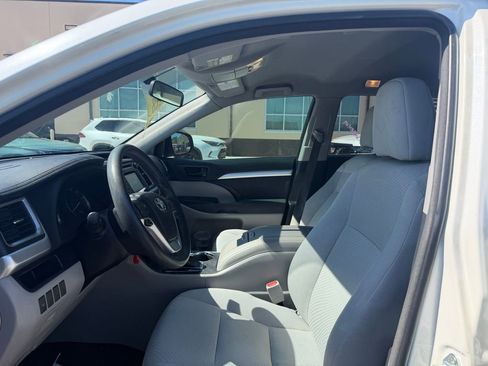 Used 2015 Toyota Highlander LE image 6