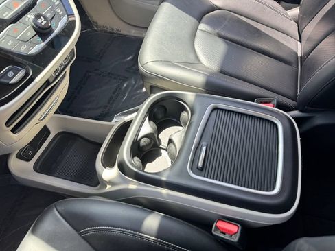 Used 2024 Chrysler Pacifica Touring-L FWD image 25