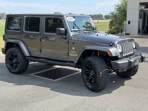 Used 2017 Jeep Wrangler Unlimited Sahara w/ Connectivity Group AWD/4WD image 13