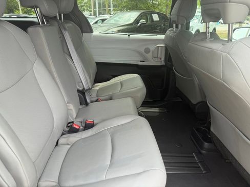 Used 2025 Toyota Sienna XLE FWD image 8