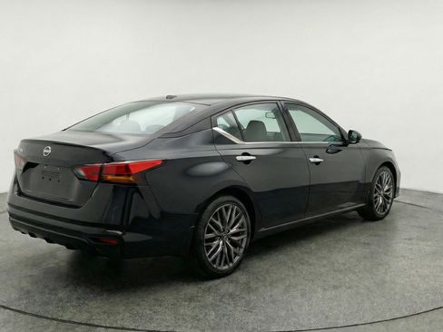 Used 2025 Nissan Altima 2.5 SV FWD image 9