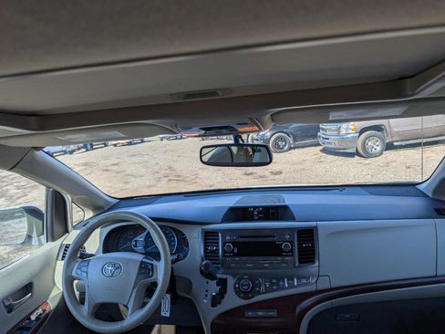 Used 2014 Toyota Sienna XLE image 19