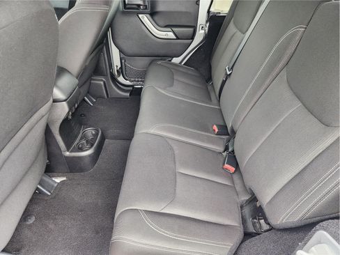 Used 2015 Jeep Wrangler Unlimited Sahara w/ Connectivity Group AWD/4WD image 30
