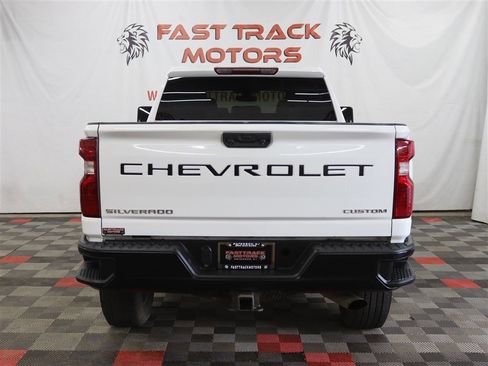 Used 2022 Chevrolet Silverado 2500 Custom w/ Custom Value Package image 3